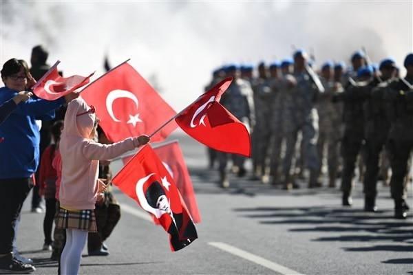 <p>Çin'in Ankara Büyükelçiliğinin X'teki paylaşımında, "Türkiye Cumhuriyeti'nin yüzüncü yılını içtenlikle kutluyoruz. Türkiye'nin yeni yüzyılda daha fazla kalkınma ve refah kazanmasını diliyoruz, Türk halkına mutluluk ve esenlikler diliyoruz." ifadesi kullanıldı.</p>
<p> </p>