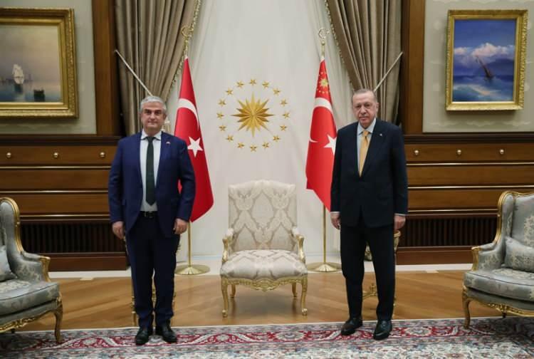 <p>Danimarka'nın Ankara Büyükelçisi Danny Annan, X platformunda, Cumhuriyet'in 100. yılını kutlayarak "Bu tarihi dönüm noktasında, modern ve laik bir cumhuriyet inşa eden Mustafa Kemal Atatürk'ün vizyonunu ve cesaretini selamlıyoruz." mesajını paylaştı.</p>
<p> </p>
<p>Türkiye'nin 100 yıllık uzun bir yoldan geldiğini ve engellerle mücadelesini sürdürdüğünü kaydeden Annan, "Danimarka müttefiki ve dostu Türkiye ile birlikte çalışarak herkes için daha iyi gelecek inşa etmeyi iple çekiyor." ifadesine yer verdi.</p>