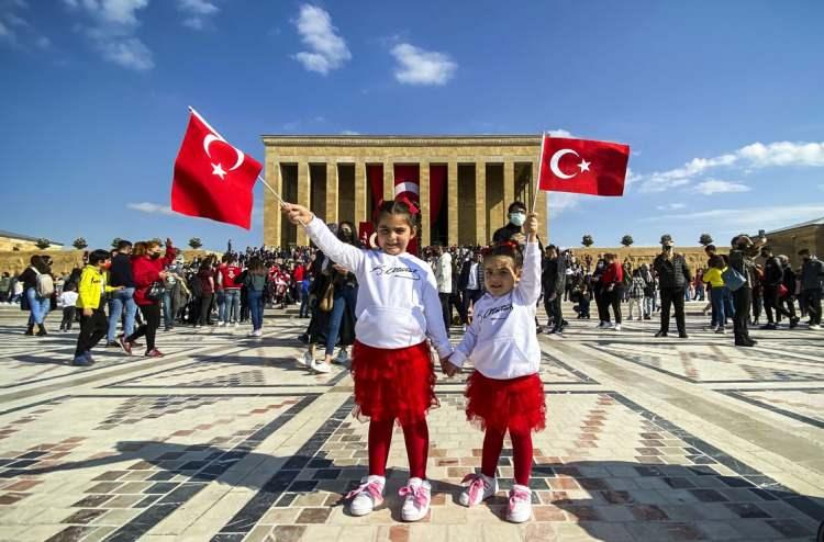 <p>Kanada'nın Ankara Büyükelçiliğinin X'te yaptığı paylaşımda, Cumhuriyetin 100. yıl dönümü kutlanarak "Atatürk'ün 1923'te Cumhuriyet'in ilanından 2023'ün modern ve hayat dolu Türkiye'sine kadar, bu ulus, farklı alanlarda gelişti ve dünyanın saygısına ve takdirine şayan bir ülke inşa etti." açıklaması yer aldı.</p>
<p> </p>
<p>Paylaşımda, Kanada'nın, milli direnç, güç ve başarı dolu bir yüzyılı yansıtan bu günün kutlanmasına ortak olmaktan gurur duyduğu kaydedildi.</p>