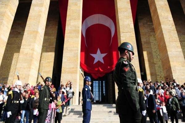 <p>İtalya'nın Ankara Büyükelçiliği de X sosyal medya platformundan yaptığı paylaşımda, Cumhuriyet'in kuruluşuna ilişkin dönemin İtalyan gazetelerinin kupürlerini paylaşarak, "100 yılın ardından, Türk milletinin Cumhuriyet Bayramı'nı gönülden kutluyoruz" ifadesine yer verdi.</p>
<p> </p>