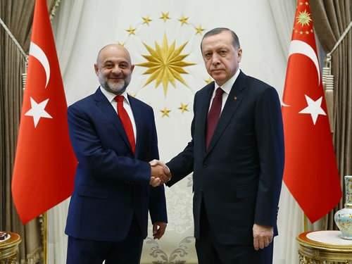 <p>Polonya'nın Ankara Büyükelçiliğinin X'teki videolu paylaşımında Türkçe konuşan Büyükelçi Maciej Lang, "Türkiye Cumhuriyeti'nin kuruluşunun 100. yıl dönümünün kutlanacağı 29 Ekim Cumhuriyet Bayramı'nızı en içten dileklerimle tebrik ediyorum." ifadesini kullandı.</p>
<p> </p>
<p>Lang, Polonya ve Türkiye arasındaki Dostluk Antlaşması'nın da 100. yılı olduğuna dikkati çekerek, "Bu köklü dostluğun daha da güçlenerek devam etmesini temenni ediyorum." dedi.</p>