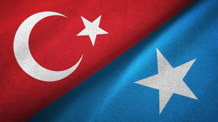 <p>Somali, Türkiye Cumhuriyeti'nin kuruluşunun 100. yıl dönümü için tebrik mesajı yayımladı.</p>
<p> </p>
<p>Somali Enformasyon Bakanı Daud Aweis, X hesabından yaptığı paylaşımda, Somali'nin, Türk hükümeti ve halkına Cumhuriyet'in ilanının 100. yılı münasebetiyle yürekten tebriklerini ilettiğini belirtti.</p>
<p> </p>
<p>Aweis, "Sizin demokrasiye, kalkınmaya ve ulus inşasına olan sarsılmaz inancınız hepimize ilham oldu." ifadesini kullandı.</p>