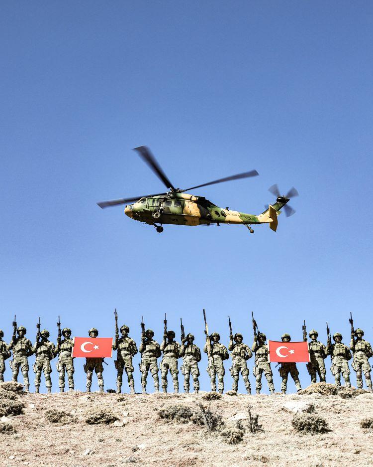 <p> NATO, Türkiye Cumhuriyeti'nin kuruluşunun 100. yılını tebrik etti. NATO'nun sosyal medya hesabından yapılan paylaşımda, Türkiye'nin bugün, kuruluşunun 100. yılını kutladığı hatırlatılarak, "Siz de müttefikimiz Türkiye'yi kutlarken bize katılın." ifadesi kullanıldı. Paylaşımda, Türk bayrağı açmış Mehmetçiklerin fotoğrafı da yer aldı.</p>
