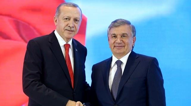 <p>Özbekistan Cumhurbaşkanı Şevket Mirziyoyev, Özbekistan Cumhurbaşkanlığı Ofisinden yayınlanan mesajında, Cumhurbaşkanı Recep Tayyip Erdoğan'ı Türkiye Cumhuriyeti'nin 100. yılı vesilesiyle tebrik etti.</p>
<p> </p>
<p>İki ülke halkları arasında ortak dil, ortak gelenekler, karşılıklı saygı ve dayanışma ilkelerine dayalı kapsamlı stratejik ortaklık ilişkilerinin son yıllarda nitelik açısından yüksek bir düzeye ulaşmasından ve ikili ilişkilerde yeni bir tarihi dönemin başlamasından büyük memnuniyet duyduğunu vurgulayan Mirziyoyev, "Sizinle birlikte, halklarımızın genel kalkınmasını sağlamak için üzerinde anlaştığımız tüm büyük projeleri ve programları tam olarak uygulayacağız ve hedeflerimize ulaşacağız." değerlendirmesini yaptı.</p>
<p> </p>
<p>Mirziyoyev mesajında, Cumhurbaşkanı Erdoğan'a sağlık, esenlik ve devlet yönetiminde yeni zaferler, kardeş Türk halkına da huzur ve kalkınma diledi.</p>