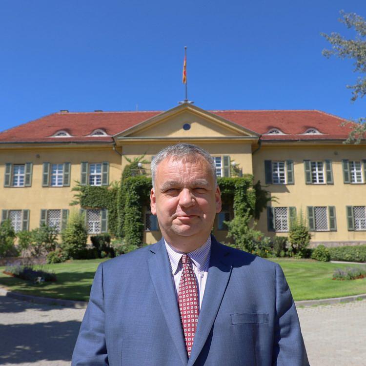 <p>Almanya'nın Ankara Büyükelçiliğinin X hesabında, Cumhuriyetin 100. yılını kutlayan bir mesaj ve Büyükelçi Jürgen Schulz'un videolu mesajı yayımlandı.</p>
<p> </p>
<p>Videoda Büyükelçilik çalışanlarıyla pasta kesen Schulz, "Türkiye Cumhuriyeti'nin kuruluşunun 100. yıl dönümü vesilesiyle sizleri en içten dileklerimle kutluyorum. Bu kuruluş, çağdaş Türkiye'nin temellerini oluşturdu." ifadelerini kullandı.</p>
<p> </p>
<p>Schulz, Almanya ve Türkiye arasındaki yakın bağlara dikkati çekerek, "Kısaca ifade etmek istiyorum: Türkiye'yi gönülden kutluyorum!" mesajını verdi.</p>