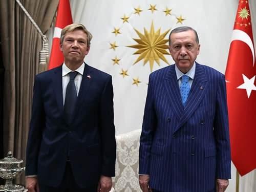 <p>Hollanda'nın Ankara Büyükelçiliğinin X'teki videolu paylaşımında, Büyükelçi Joep Wijnands, "Türkiye'nin 100. doğum gününü kutluyorum. 100 yıl önce, Hollanda yeni ilan edilen cumhuriyeti tanıyan ilk ülkelerden biriydi." dedi.</p>
<p> </p>
<p>Wijnands, dün diplomatik temsilcilerin Cumhuriyetin kurucusu Mustafa Kemal Atatürk'ün ebedi istirahatgahı Anıtkabir'i ziyaret ettiğini hatırlattı.</p>
<p> </p>
<p>Hollanda Kralı Willem Alexander'ın Cumhurbaşkanı Recep Tayyip Erdoğan'a tebriklerini ve Türk halkına iyi dileklerini ilettiğini aktaran Wijnands, Türk halkını tebrik etti.</p>