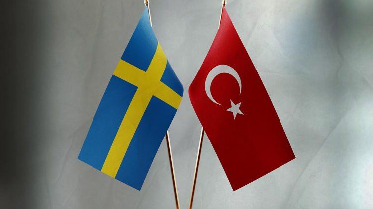<p>İsveç'in Ankara Büyükelçiliği, X'teki paylaşımında, "Bugün 29 Ekim 1923'te Türkiye Cumhuriyeti'nin ilan edilmesinin 100. yıldönümü. Cumhuriyet Bayramı'nın 100. yıldönümünde Türkiye'ye en içten tebriklerimizi sunarız." değerlendirmesinde bulunuldu.</p>
<p> </p>