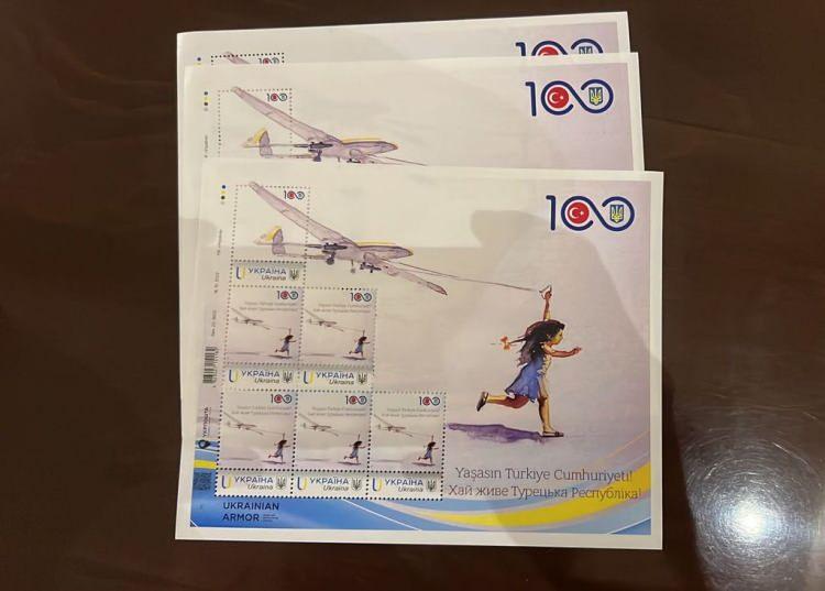 <p>Ukrayna'nın Ankara Büyükelçisi Vasyl Bodnar, X platformunda, ülkesinde Türkiye Cumhuriyeti'nin 100. yılı için özel posta pulu oluşturulduğunu kaydederek, "Ülkelerimiz ve halklarımız arasındaki yakın işbirliği ve dostluğa çok kıymet veriyoruz. Türk halkına refah, barış ve başarı diliyoruz. Yaşasın Cumhuriyet." paylaşımında bulundu.</p>
<p> </p>