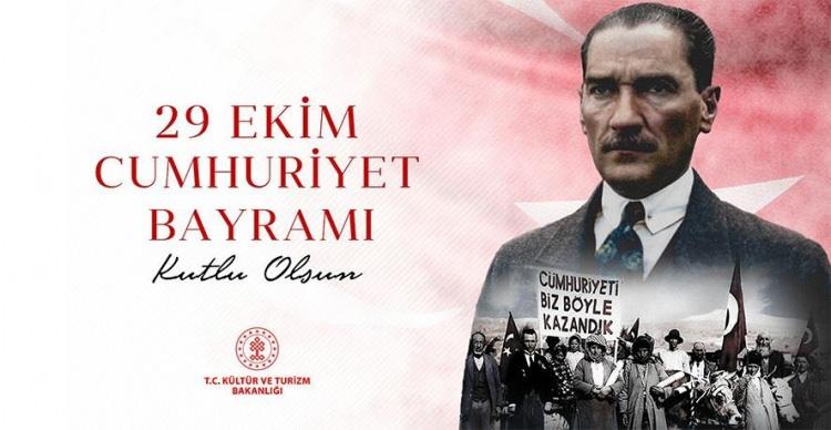<p>Birleşik Krallık İstanbul Başkonsolosu Kenan Poleo da X'te paylaştığı videolu mesajla Cumhuriyet'in 100. yıl dönümünü kutladı.</p>
<p> </p>
<p> </p>
<p>Rusya'nın Ankara Büyükelçiliği, X'teki paylaşımında, "Türkiye Cumhuriyeti'nin 100. yıl dönümü vesilesiyle Türk dostlarımızı tebrik eder, refah, huzur ve başarılar dileriz." ifadesi yer aldı.</p>
<p> </p>
<p>Lüksemburg'un Ankara Büyükelçiliğinin X'teki paylaşımında, "Bugün Türkiye Cumhuriyeti'nin yüzüncü kuruluş yıldönümü. Lüksemburg Büyükelçiliği Türk halkına en içten tebriklerini sunar." sözlerine yer verildi.</p>
<p> </p>
<p>Ruanda'nın Ankara Büyükelçiliğinin X sosyal medya hesabında, Cumhuriyetin 100. yıl dönümünü kutlayan bir paylaşım yapıldı.</p>
<p> </p>