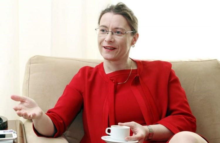 <p>Fransa'nın Ankara Büyükelçisi Isabelle Dumont da X sosyal medya platformundan, Türkiye-Fransa ilişkilerini özetleyen bir video paylaşarak Cumhuriyet'in 100. yıl dönümünü kutladı.</p>
<p> </p>
<p>Dumont, "Fransa ve Türkiye birbirlerine ortak bir tarihle bağlılar. Birlikte yapacağımız o kadar çok şey var ki! Yaşasın Fransa-Türkiye dostluğu!" ifadesini kullandı.</p>
