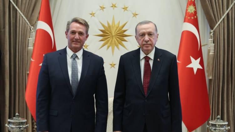 <p>ABD'nin Ankara Büyükelçisi Jeffry Flake ise X platformundan paylaştığı videoyla, "Türkiye Cumhuriyeti'nin kuruluşunun 100. yılını anarken, iki ulus arasındaki zengin ortaklık tarihini düşünmek ve takdir etmek için duruyoruz." mesajını verdi.</p>
<p> </p>
<p>İki ülkenin bağlarının ve işbirliğinin güçlendiğini belirten Flake, "Amerika Birleşik Devletleri ve Türkiye arasındaki ortaklığın gelecek yüz yılına bakarken, Türk ulusuna tebriklerimi ve kurucusu Mustafa Kemal Atatürk'e derin saygılarımı sunuyorum." ifadesine yer verdi.</p>