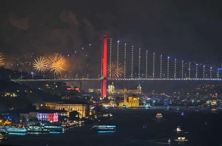 <p>Cumhurbaşkanı Erdoğan, Vahdettin Köşkü'nde Cumhuriyet'in ilanının 100. yılı dolayısıyla yapacağı konuşma için kürsüye saat 19.23'te geldi. Erdoğan, Türkiye'de ve yurt dışında yaşayan Türklerin 29 Ekim Cumhuriyet Bayramı'nı tebrik etti.</p>
