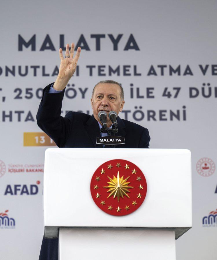 <p><strong>DEPREM KONUTLARI TESLİM TÖRENİ</strong></p>
<p><br />
Ülkemizde meydana gelen 6 Şubat Kahramanmaraş depremi sonrası 11 ilimizi ve Türkiye<br />
genelini kapsayan kentsel dönüşüm sorunlarının çözümüne yönelik kararlı bir politika<br />
sürdürülmektedir. Türkiye Yüzyılında afetlere karşı dirençli şehirlerin inşası için çalışmaların<br />
tüm illerimize yayılması hedeflenmektedir. Şu an deprem bölgesinde rezerv alanlarda<br />
yapılacak 200 bin konut ve ‘Yerinde Dönüşüm’ ile inşa edilecek 218 bin konutla ilgili<br />
çalışmalarımız devam edilmektedir. Ayrıca deprem bölgesini yeniden ayağa kaldırmak<br />
için “hiçbir vatandaşımız güvensiz evlerde oturmayacak” diyerek başlattığımız Yerinde<br />
Dönüşüm Projemizde hibe ve kredi desteği miktarları da artırılmıştır. “Geleceğin Şehirleri”ni<br />
kurmak için “Türkiye’nin her yerinde kentsel dönüşüm” sloganıyla çıktığımız bu yolda<br />
deprem konutları için 500 bin TL olan hibe miktarı 750 bin TL’ye, 500 bin TL olan kredi miktarı<br />
750 bin TL’ye yükseltildi. İş yerleri için verilen 250 bin TL hibe miktarı 400 bin TL’ye, 250 bin<br />
TL olan kredi miktarı da 400 bin TL’ye çıkartılmıştır. Ayrıca ahırlı köy evleri için de 750 bin<br />
TL hibe, 1 milyon TL kredi imkânı sağlanmıştır. Bu proje sonuçlanana kadar afetlere karşı<br />
dirençli şehirler ve güçlü bir Türkiye yolunda vatandaşlarımızı bilgilendirme, tanıtım ve<br />
organizasyonları devam edilecektir.</p>