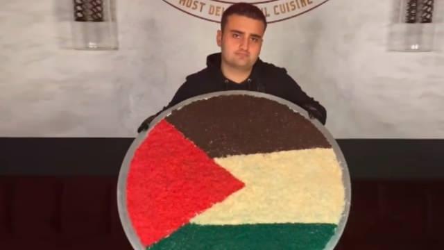 <p>Savaşa ilişkin de duyarlı olan Özdemir, sosyal medya hesabından Filistinliler için destek paylaşımları yapıyor.</p>
<p> </p>
<p>Öyle ki Özdemir'in desteği son savaşla birlikte başlamadı.</p>
<p> </p>
<p>Geçtiğimiz yıllarda da yaptığı destek paylaşımları bulunuyor. Bunlardan biri de Filistin bayrağını resmettiği video.</p>