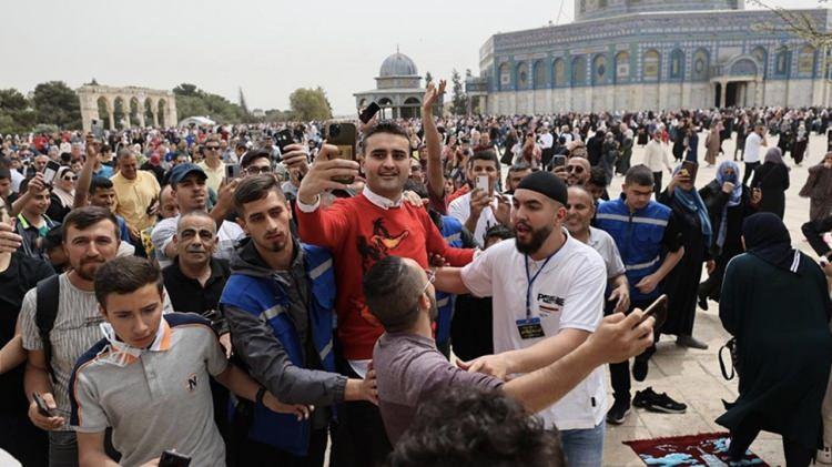 <p>Bu isimlerden biri de iş insanı Burak Özdemir oldu. Restoran zinciri bulunan Özdemir, CZN Burak ismiyle tanınıyor.</p>
<p>Milyonlarca vatandaşın gönlünde taht kuran Özdemir, sık sık yardımlarda bulunuyor ve binlerce vatandaşın hayatına dokunuyor.</p>