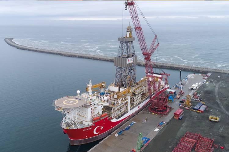 <p>Boru Hatları ile Petrol Taşıma AŞ'ye (BOTAŞ) tarafından 1989'da yapımına başlanılan Marmara Ereğlisi LNG Terminali 1994'te işletmeye alındı. Egegaz LNG Terminali ise İzmir'in Aliağa ilçesinde 2001'de kuruldu ve 2006'da devreye alındı.</p>