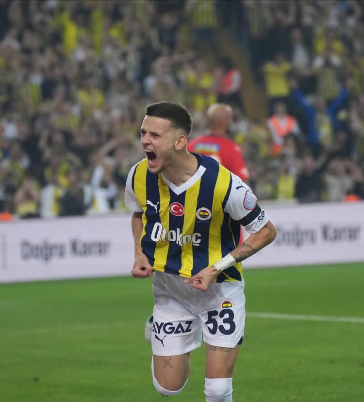 <p>Szymanski<br />
<br />
Fenerbahçe<br />
<br />
6 gol</p>
