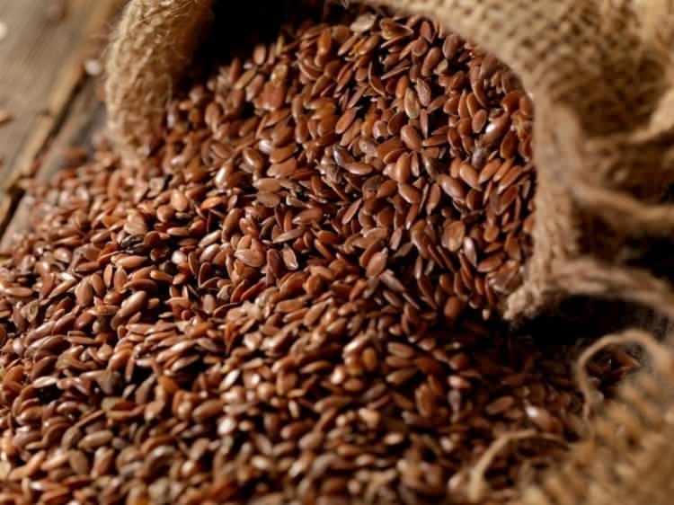 <p><strong>Dikkat etmeniz gereken püf noktası da keten tohumunun daha az dövülmüş olması gerektiği. Hazırladığınız karışımdan 1-2 çorba kaşığı tükettikten sonra demlediğiniz çayı içebilirsiniz.</strong></p>
