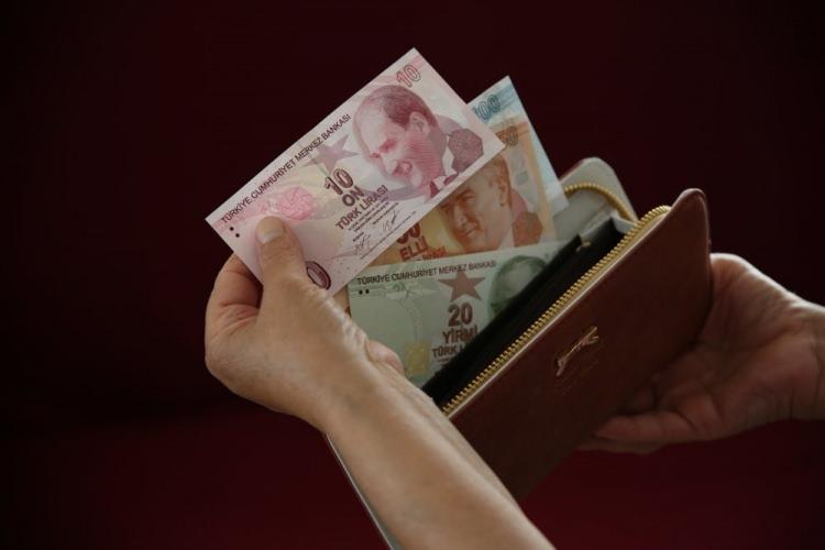 <p>Bugün uygulanan Bireysel Emeklilik Sistemi (BES) ile ikinci bir emeklilik ve tasarruf fırsatı oluşuyor. Buraya devletin yüzde 30'luk katkısı dışınrda değişik fonlarda birikimler artıyor. Tamamlayıcı Emeklilik sistemi ile bu katkı bir adım öteye taşınarak işverenlerin de desteği sağlanmış olacak.</p>
<p> </p>