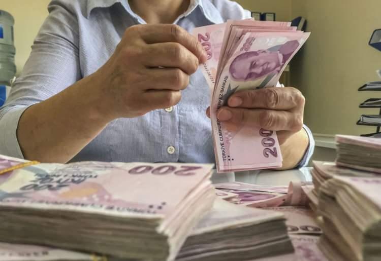 <p>Böylece çalışırken elde edilen refah düzeyinin emekli olunca düşmesi önlenecek. Çalışanların tamamlayıcı emeklilik sistemine girmesiyle üçlü bir destek de uygulanacak.</p>
<p> </p>