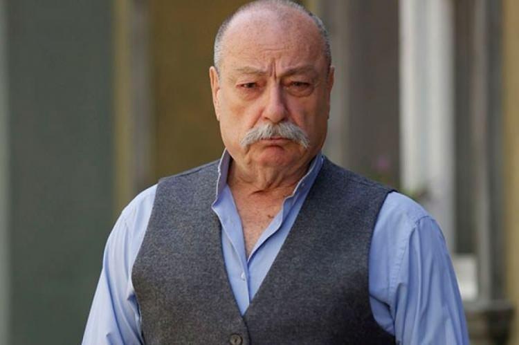 <p><span style="color:#B22222"><strong>ENGİN ŞENKAN</strong></span></p>
<p><strong>Türk dizi ve sinema dünyasının usta isimlerinden biri olan Engin Şenkan birçok yapımda yer aldı. Şenkan son olarak, Kanal D'nin sevilen dizisi Camdaki Kız dizisinde oynadı.</strong></p>