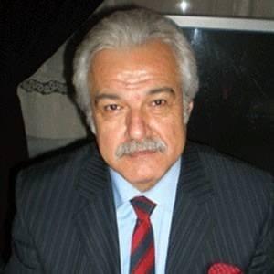 <p><span style="color:#B22222"><strong>SERDAR GÖKHAN</strong></span></p>
<p><strong>Usta isim Serdar Gökhan, 70'den fazla filmde rol aldı. İlk başrol oynadığı film Kadırgalı Ali'dir. Ayrıca çizgi roman çizerliği de yaptı. </strong></p>