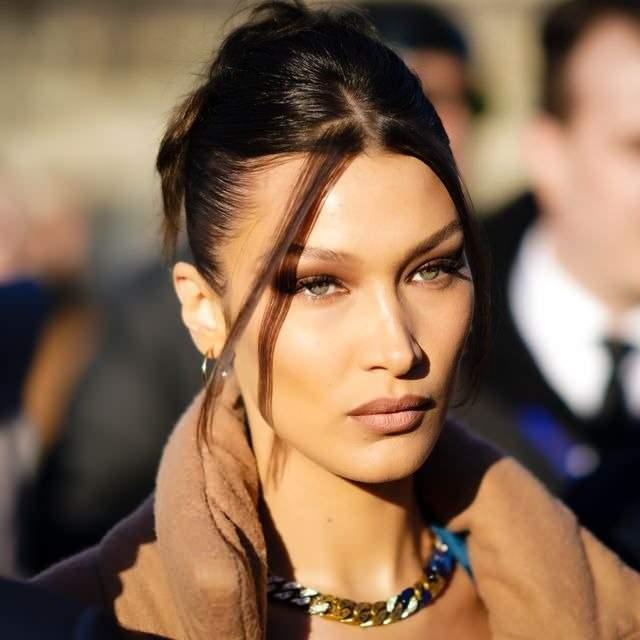 <p><strong><span style="color:#000000">Tüm bu yaşananlar karşısında "Kariyerim dursa bile Filistin'i desteklemekten asla vazgeçmeyeceğim." diyen Bella Hadid, işi kaybetse de cesaretiyle kalpleri kazandı.</span></strong></p>