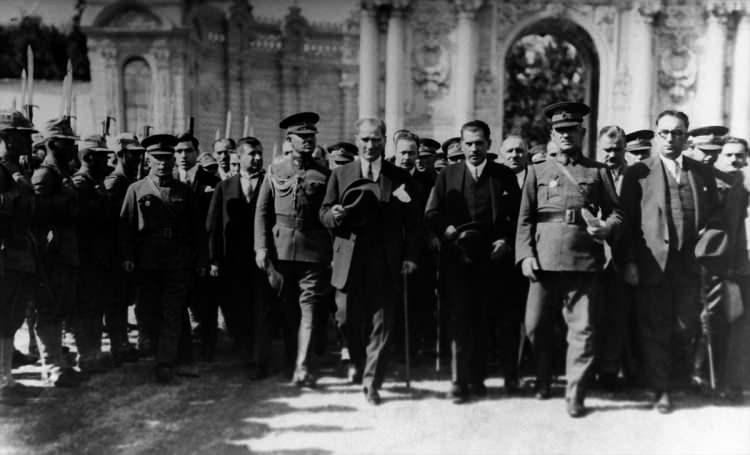 <p>Cumhurbaşkanı Mustafa Kemal Atatürk, 1929 yılında Dolmabahçe Sarayı'na gelişinde törenle karşılanırken görülüyor. (Arşiv-01.01.1929) ( BYEGM - Anadolu Ajansı )</p>
