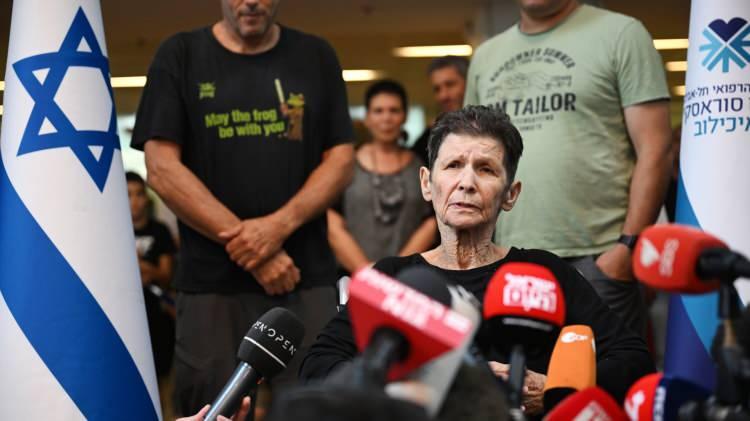 <p><strong>REHİNE: BİZE &Ccedil;OK İYİ DAVRANDILAR </strong></p>

<p>Hamas, Nurit Yitzhak (79) ve Yocheved Lifshitz (85) isimli rehineleri sağlık durumları nedeniyle serbest bıraktı. Lifshitz, "Doktor vardı.</p>
