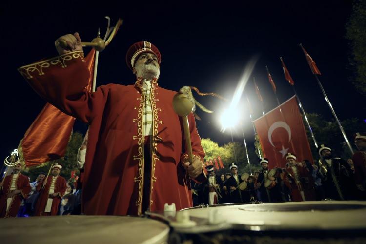 <p>Kent merkezindeki Anıt Meydan'da düzenlenen etkinlikte Düzce Belediyesi Bando ve Mehteran Takımı sahne aldı.</p>
<p>Ellerinde Türk bayraklarıyla meydanı dolduran vatandaşlar, bando ve mehteran takımının çaldığı marşlara eşlik etti.</p>
<p>Ardından vatandaşlara Cumhuriyet'in 100. yılına ithafen dilek balonu dağıtıldı.</p>
<p>İlk balonu gösterileri izleyen Düzce Valisi Selçuk Aslan uçurdu.</p>
<p>Vali Aslan, etkinlik sonunda AA muhabirine, Cumhuriyet'in 100. yılını tüm Türkiye'de olduğu gibi Düzce'de de coşkuyla kutlamaya devam ettiklerini söyledi.</p>
<p>29 Ekim 1923 tarihinde Türk devlet geleneğinde "Cumhuriyet" diye bir kapının aralandığını dile getiren Aslan, "Bugün de bir asrı deviriyor ve Türkiye Yüzyılı diye yeni bir asra doğru yelken açıyoruz. Düzce'de de valiliğimiz koordinesinde belediyelerimiz, üniversitelerimiz, sivil toplum kuruluşları ve tüm kamu kurumlarımızla çok detaylı ve coşkulu bir kutlama programı koordine ettik." dedi.</p>