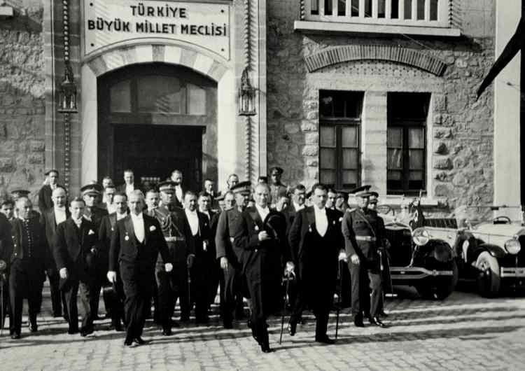 <p><strong>3 HAZIRAN 1933</strong></p>
<p>2262 sayılı Kanun’la kurulan Sümerbank 11 Temmuz’da Atatürk’ün katılımıyla açılışı yapılarak resmen faaliyete geçti. ( Birinci Beş Yıllık Sanayi Planı’nın uygulanmasıyla da görevlendirildi.)</p>
<p> </p>