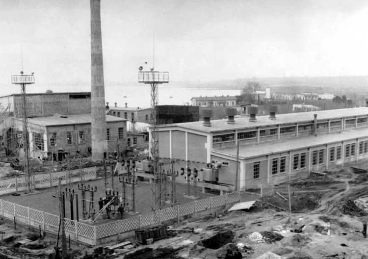 <p><strong>29 KASIM 1934</strong></p>
<p>Çağdaş gereklerine uygun anlamda ilk cam fabrikası İstanbul’da Paşabahçe’de kuruldu. “Paşabahçe Şişe ve Cam Fabrikası” adlı bu kuruluş Türkiye’nin cam gereksiniminin büyük bir bölümünü karşıladı ve yurt dışına ihraç ürünleri üretti.</p>
<p> </p>