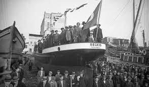 <p><strong>27 ŞUBAT 1937</strong></p>
<p>İlk Türk gemisi denizle buluştu. Türk özel teşebbüsünce inşa edilen ilk Türk gemisi Belkıs, Haliç’te törenle denize indirildi.</p>
<p> </p>