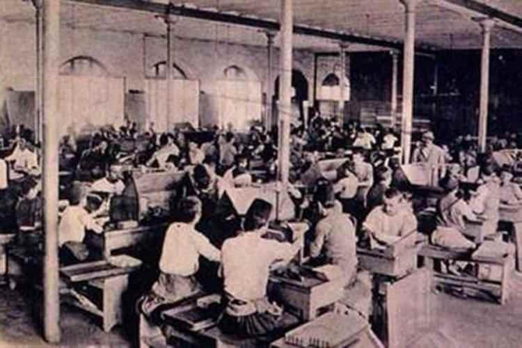 <p><strong>16 TEMMUZ 1945</strong></p>
<p> </p>
<p>İşçi Sigortaları Kurumu Kanunu yayımlandı. Bu kurum 1965’te Sosyal Sigortalar Kurumu adını aldı.</p>
<p> </p>