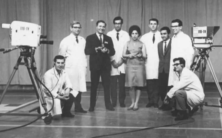 <p><strong>9 TEMMUZ 1952</strong></p>
<p> </p>
<p>İstanbul Teknik Üniversitesi Türkiye’de ilk televizyon yayınını başlattı.</p>
<p> </p>
<p>TRT televizyonunun kurulmasına öncülük eden Mahmut Tali Öngören, İTÜ TV’nin yayına başlama tarihini 9 Temmuz 1952 olarak vermektedir.</p>
<p> </p>