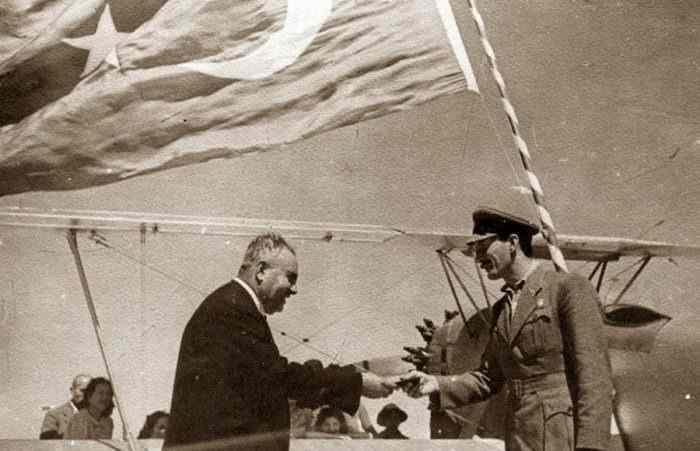 <p><strong>13 KASIM 1957</strong></p>

<p> </p>

<p>Ülkenin demir yolu yapımını üstlendiği için Demirağ soyadını alan, eski DP vekili ve Milli Kalkınma Partisinin kurucusu, iş adam Nuri Demirağ öldü. Demirağ, Türkiye Cumhuriyeti Devlet Demiryolları inşaatının ilk Türk müteahhiti, Türkiye' de ilk uçak fabrikasının kurucusu; yerli uçak, ilk sigara kağıdı ve ilk yerli paraşüt üreticisi; İstanbul Boğazı' na köprü ve Keban'a büyük bir baraj yapılması düşüncelerini ilk kez gündeme getiren büyük bir girişimciydi.</p>

<p> </p>
