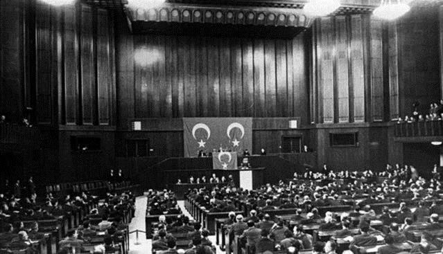 <p><strong>21 KASIM 1962</strong></p>

<p>Birinci Beş Yıllık Plan Hedefleri TBMM’de kabul edildi.</p>

<p> </p>
