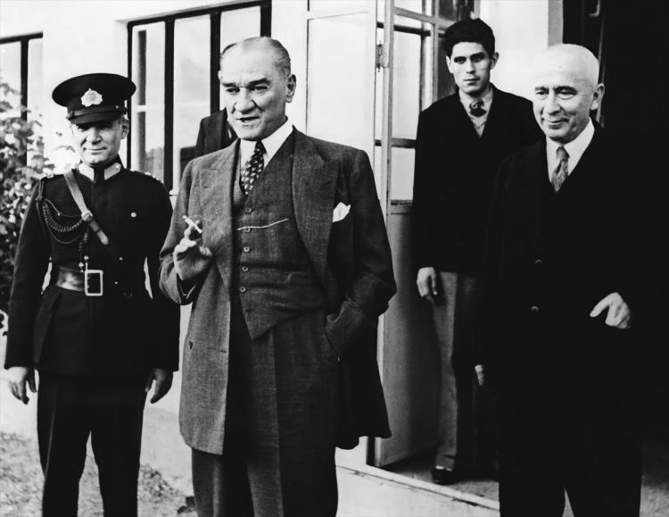 <p>Cumhurbaşkanı Mustafa Kemal Atatürk, Yeşilköy'de havacılık çalışmalarını incelerken. (Arşiv-01.01.1936) ( BYEGM - Anadolu Ajansı )</p>