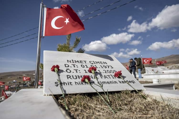 <p>Erzurum'un Çat ilçesine bağlı Yavi Mahallesi'nde 30 yıl önce PKK'lı teröristlerce katledilen 5'i çocuk 33 sivil törenle anıldı.</p>
