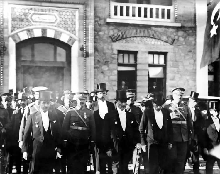 <p>Cumhurbaşkanı Mustafa Kemal (ortada), Meclis Başkanı Kazım Özalp ve Başbakan İsmet İnönü Cumhuriyet Bayramı Kutlamaları için TBMM'den ayrılırken. (Arşiv-30.10.1930) ( BYEGM - Anadolu</p>