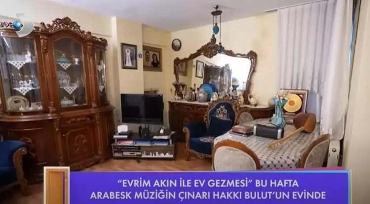 <p><strong>Uzun yıllardır aynı binada yaşayan ikilinin oturma odası dikkat çekti.</strong></p>
<p><strong>Mavi ve kahve tonlarının ağırlıklı olduğu salon izleyenleri geçmişe götürdü.</strong></p>