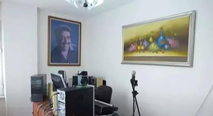 <p><strong>Aynı apartmanda bir dairesi daha olan Hakkı Bulut, burayı kızıyla birlikte çalışma ofisi olarak kullanıyor. Bulut'un İngilizce öğretmeni olan kızı burada öğrencilere özel ders veriyor.</strong></p>
<p> </p>