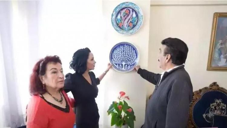 <p><span style="color:#B22222"><strong>EŞİM BENİ KISKANIR</strong></span></p>
<p><strong>Her fırsatta eşine olan aşkını anlatan usta sanatçı samimi açıklamalar da yaptı. Bulut, <span style="color:#B22222">“Eşim beni çok kıskanıyor, hatta bu yüzden filmlerimi bile izlemez” </span>diyerek eşi Saadet Hanım’ın kendisini hala kıskandığını belirtti.</strong></p>
<p> </p>