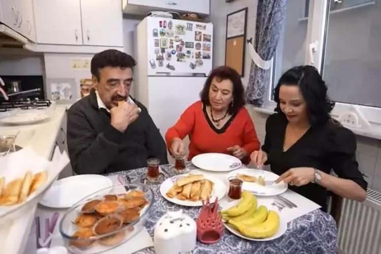 <p><strong>Eşiyle birlikte mutlu bir hayat süren ünlü sanatçı Saadet Hanım sofraya oturmadan yemek yemediğini ifade etti. </strong></p>
<p> </p>