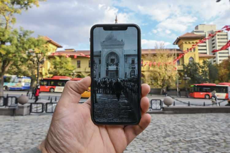 <p>AA görsel arşivinden çıkarılarak yeniden fotoğrafları çekilen mekanlar arasında, 1. ve 2. Meclis binaları, Ankara Palas, Ulus'taki Atatürk Anıtı, Ziraat ve İş Bankası binaları, Etnografya Müzesi ve Anıtkabir de bulunuyor.</p>

<p> </p>
