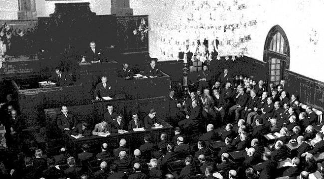<p><strong>4 ARALIK 1929</strong></p>

<p>Türk parasının değerini yükseltmek için alınacak önlemleri içeren, her yerde ve her işte yerli malı ve mamulatı kullanılacağını bildiren Vekiller Heyeti Kararnamesi çıktı.</p>

<p> </p>
