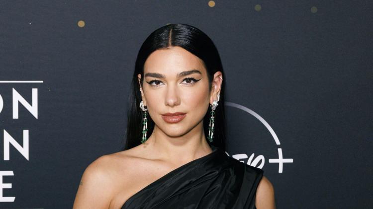 <p><span style="color:#000000"><strong>Bu yorumlar; 2021 yılında da İsrail'in katliamlarına açıkça tepki gösteren Hadid kardeşlerin ve İsrail'i kınayıp Hamas'a destek vermekle suçlanan dünyaca ünlü sanatçı Dua Lipa'nın hedef gösterildiği ilanı yeniden gündeme getirdi.</strong></span></p>