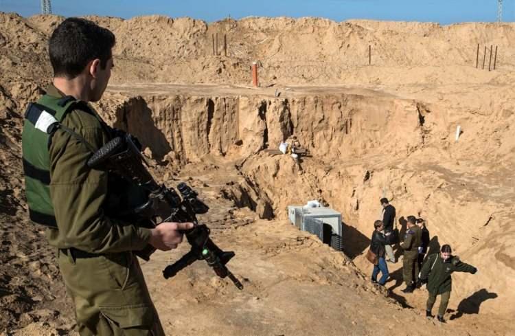 <p>İsrail askerlerinin 2021 yılında düzenlenen tatbikatta Tze'Elim askeri üssünde kurulan tünel sisteminde bombayı test ettiği belirtildi. </p>
<p>Bu maddelerin son derece zehirli olduğu ve denemeler sırasında bazı İsrailli askerlerin kör olduğu da iddialar arasında. </p>