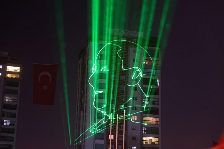 <p><strong>ANKARA - YENİ MAHALLE</strong></p>
<p>Ankara'nın Yenimahalle ilçesine bağlı Kardelen Mahallesi'nde mahalle sakinlerince, 29 Ekim Cumhuriyet Bayramı ve Cumhuriyet'in 100. yılı kutlamaları kapsamında lazer gösterisi gerçekleştirildi. Gösteriye vatandaşlar ilgi gösterdi.</p>
<p> </p>