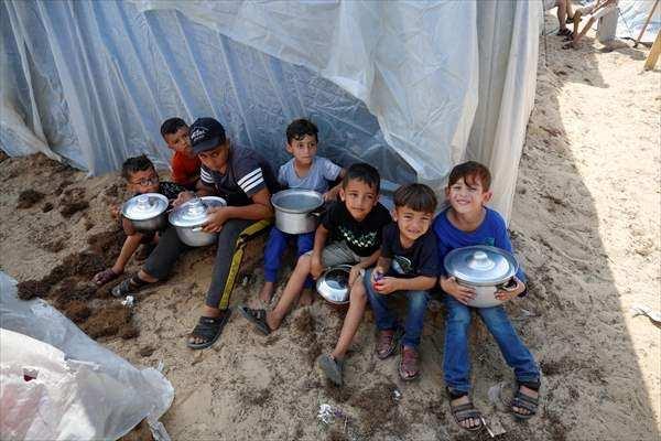 <p>İsrail ordusunun saldırılardan kaçarak Gazze Şeridi'nin Han Yunus kentindeki Birleşmiş Milletler Filistinli Mültecilere Yardım Ajansı'na (UNRWA) bağlı bir kampa sığınan Filistinliler, zor şartlar altında hayatlarını sürdürüyor. </p>
